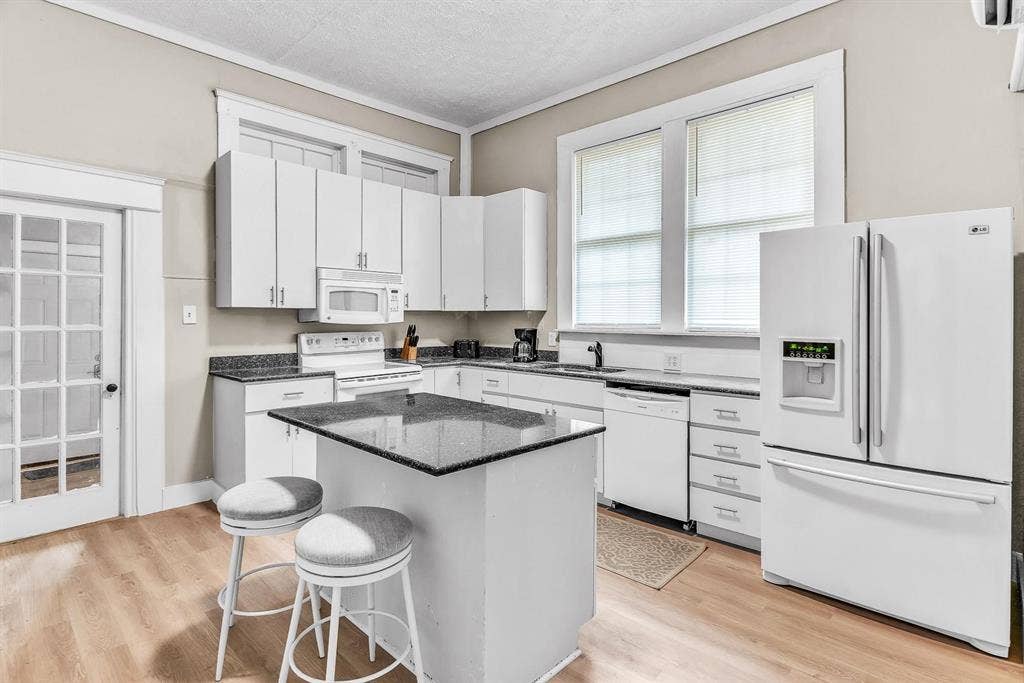 6 BR in Colonial Heights