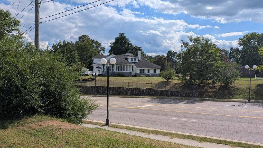 6 BR in Colonial Heights