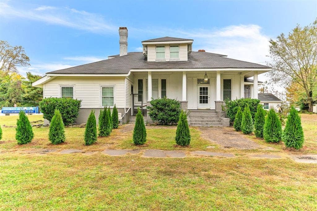 6 BR in Colonial Heights