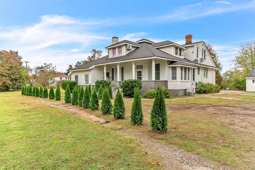 6 BR in Colonial Heights