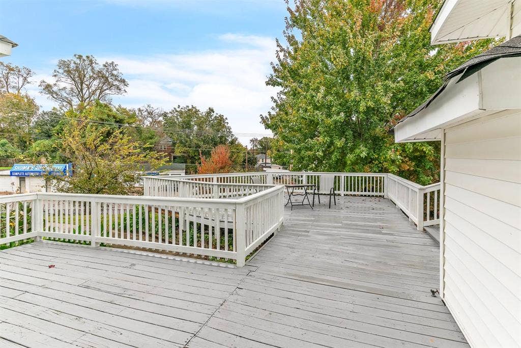 6 BR in Colonial Heights