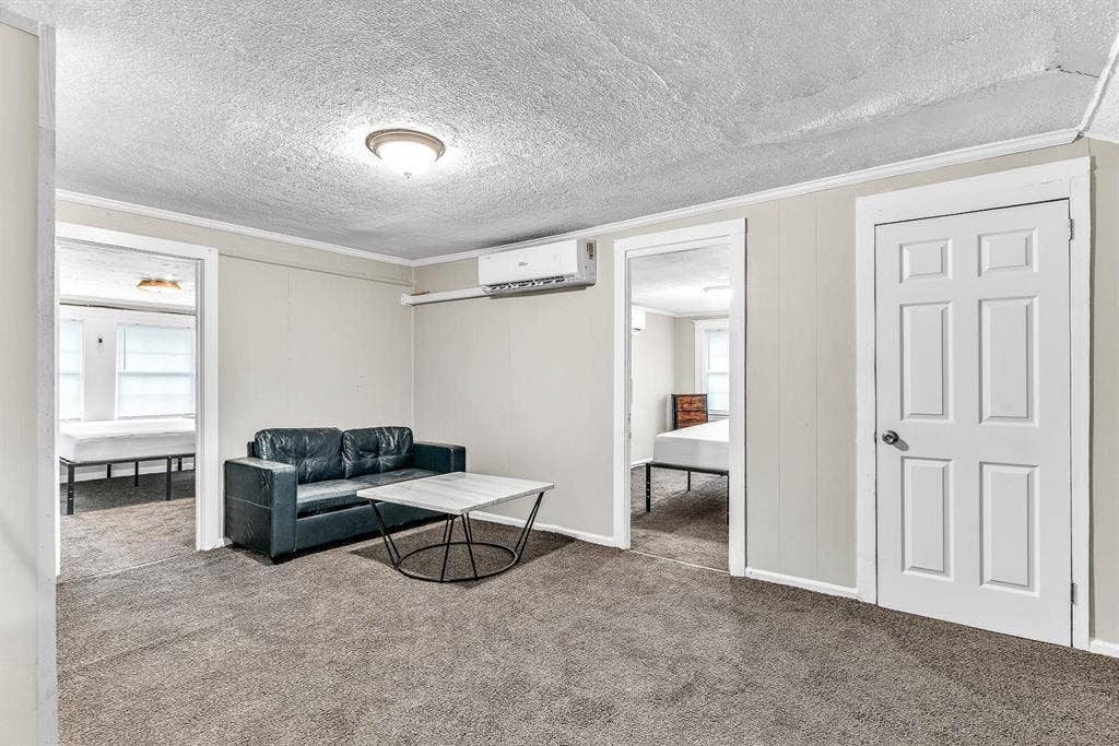 6 BR in Colonial Heights