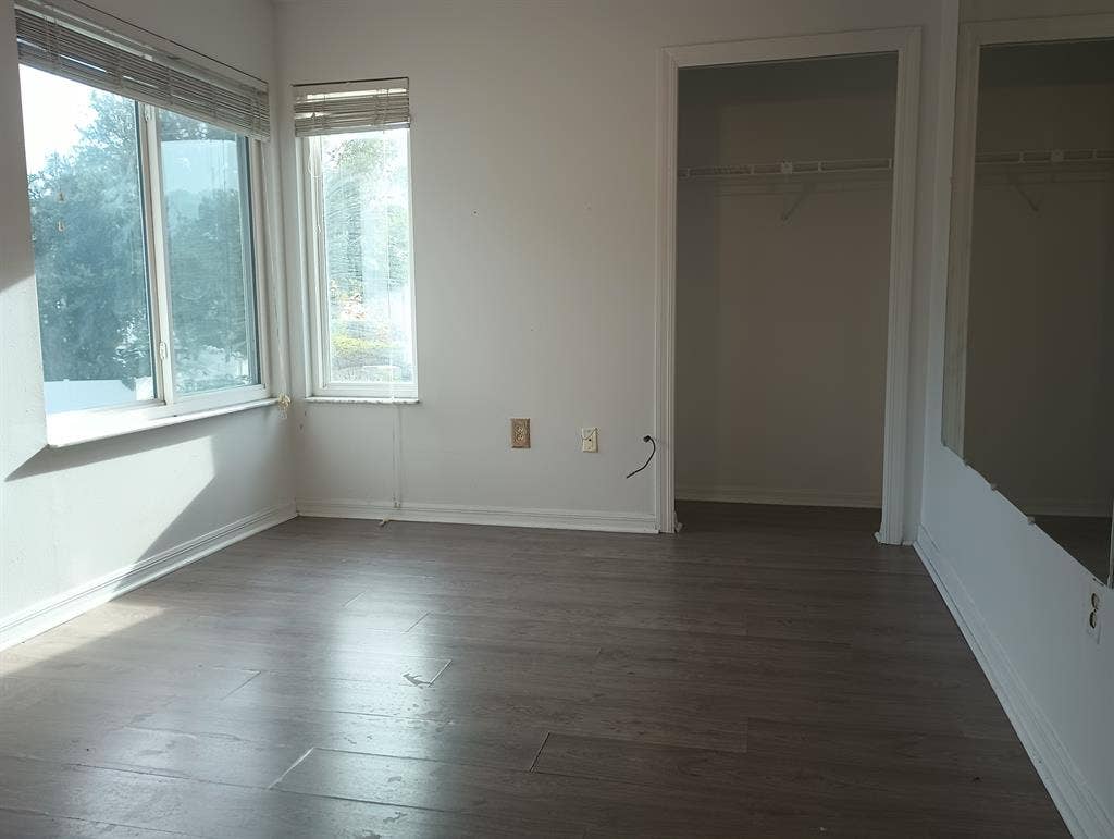 Room for rent with view in big 🏠