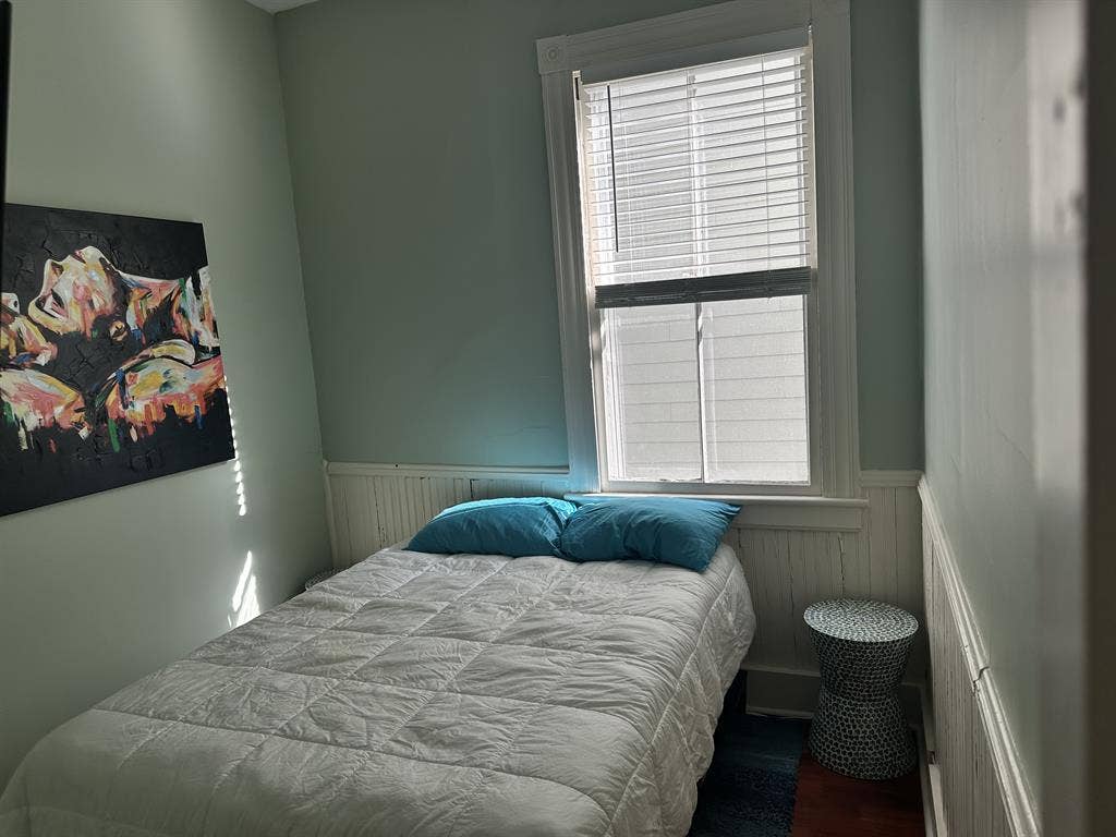 Looking for a male roommate