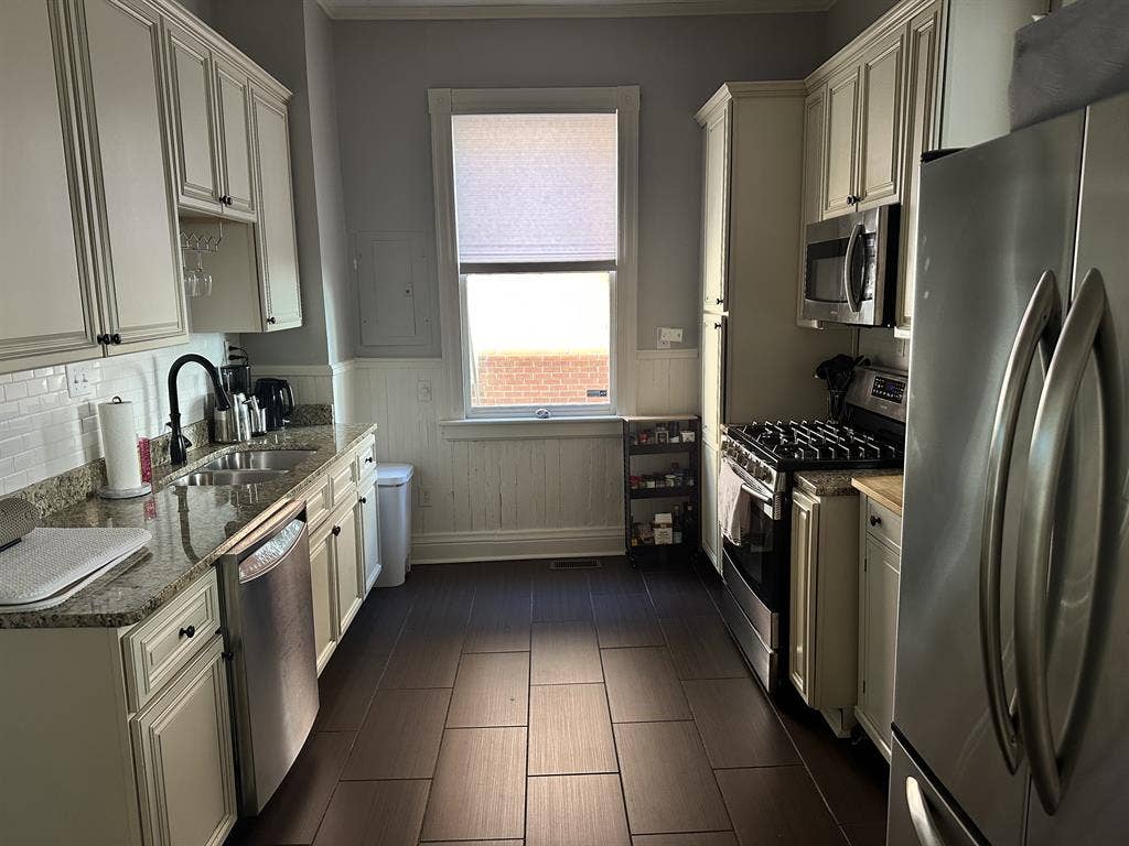 Looking for a male roommate