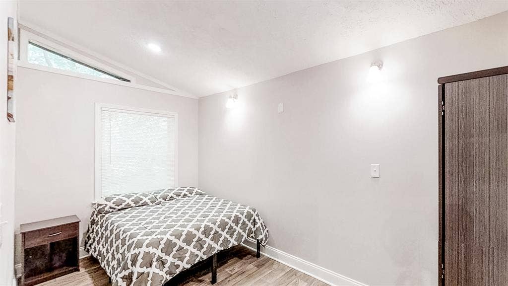 8 BR in Forest Park