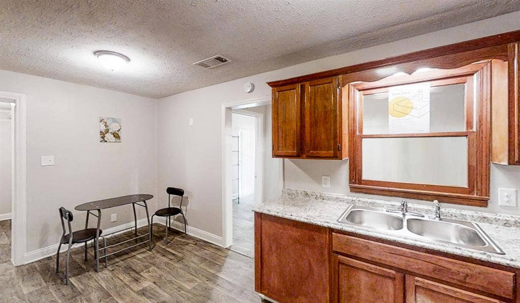 8 BR in Forest Park