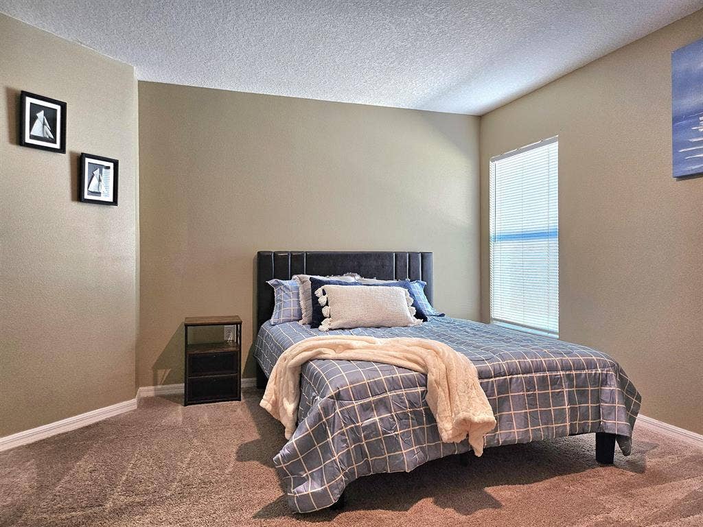 7 BR in Deltona