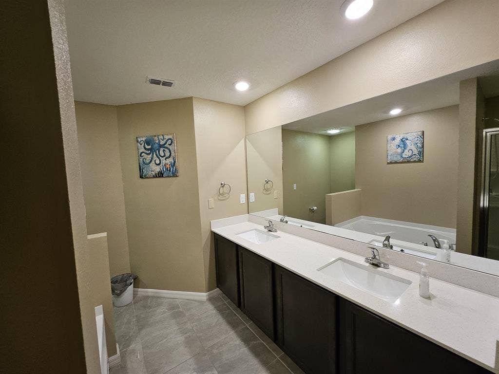 7 BR in Deltona