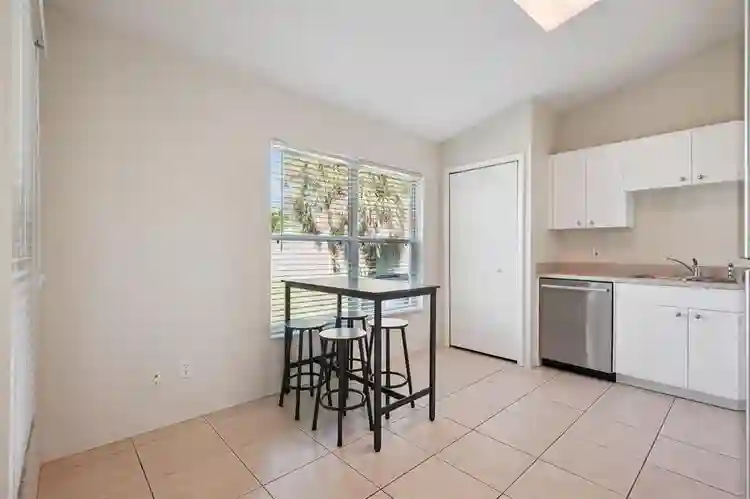 2 BR in Melbourne