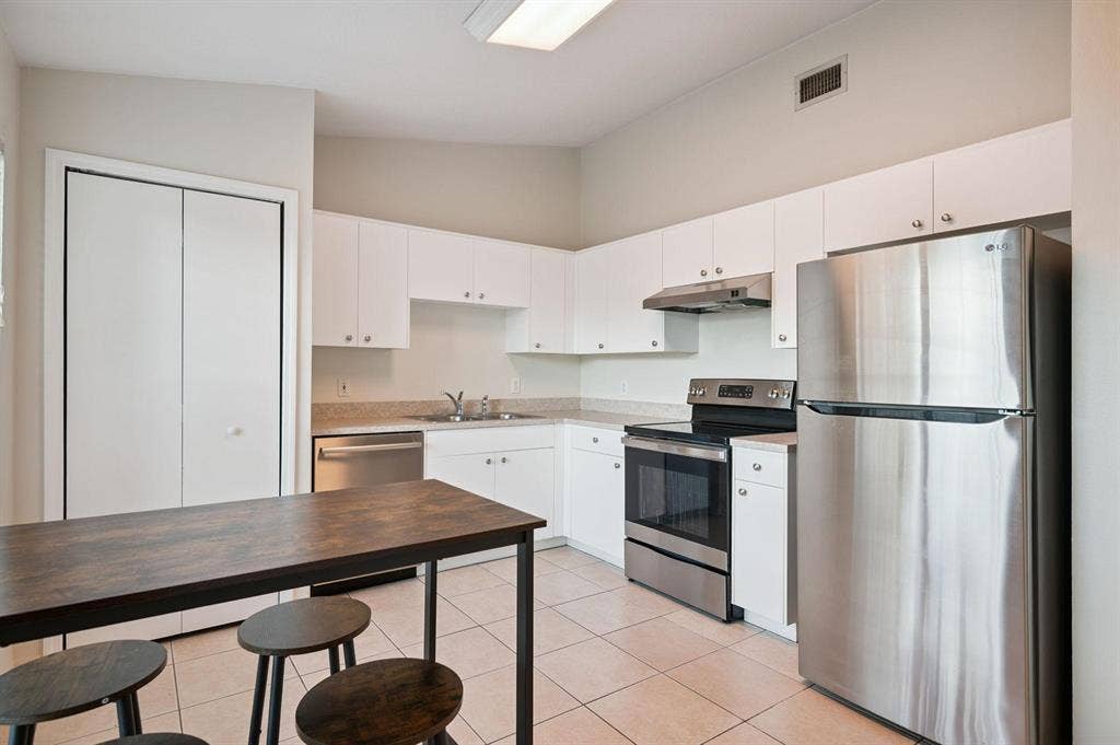 2 BR in Melbourne