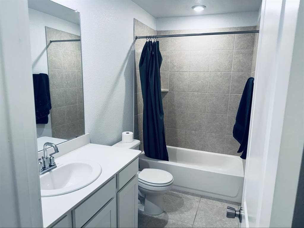 Private bedroom/shared bathroom
