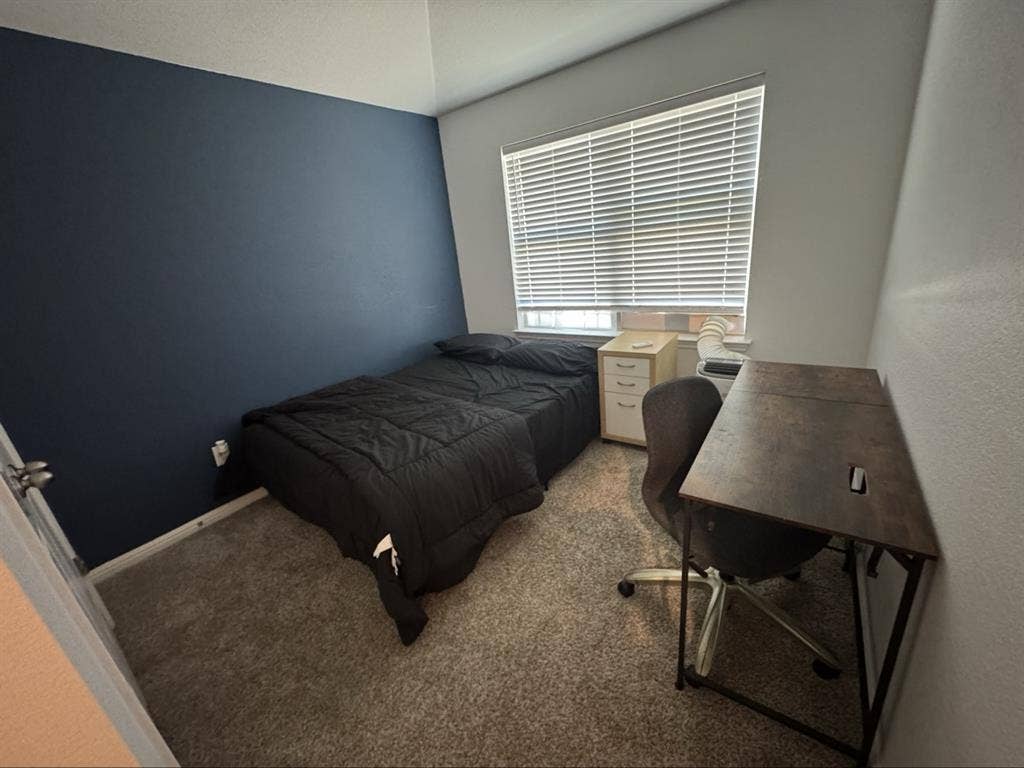 Private bedroom/shared bathroom