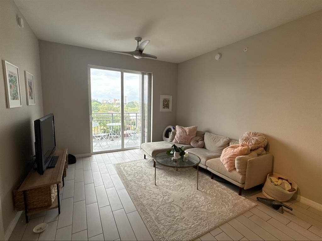 ROOM AVAILABLE IN CORAL GABLES