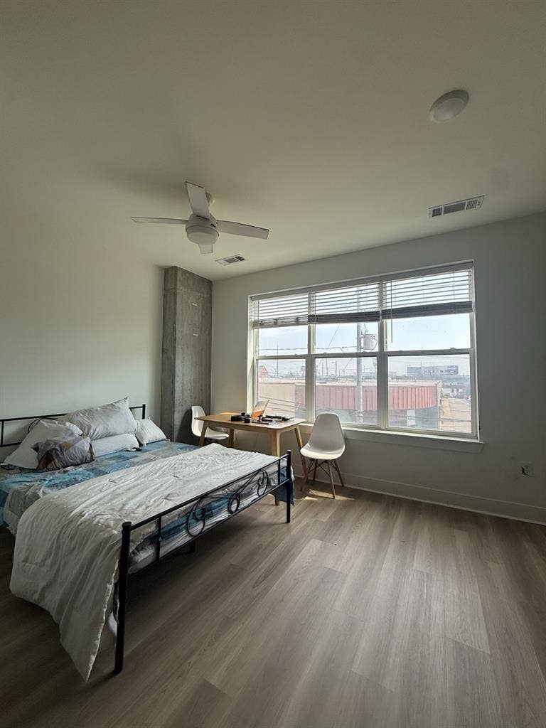 Looking roommate in dt