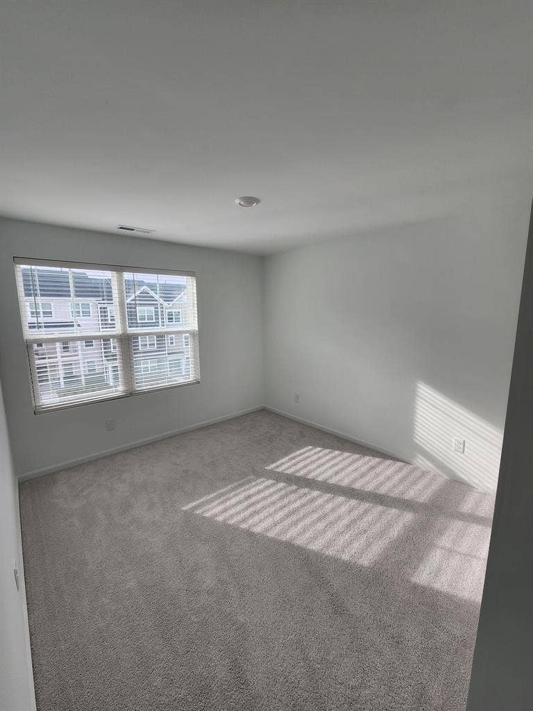 Private room in a New Townhome