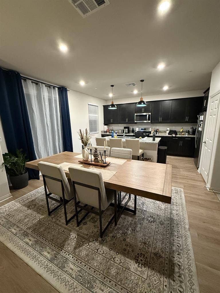 Own bed / bath in 2200sqft home!