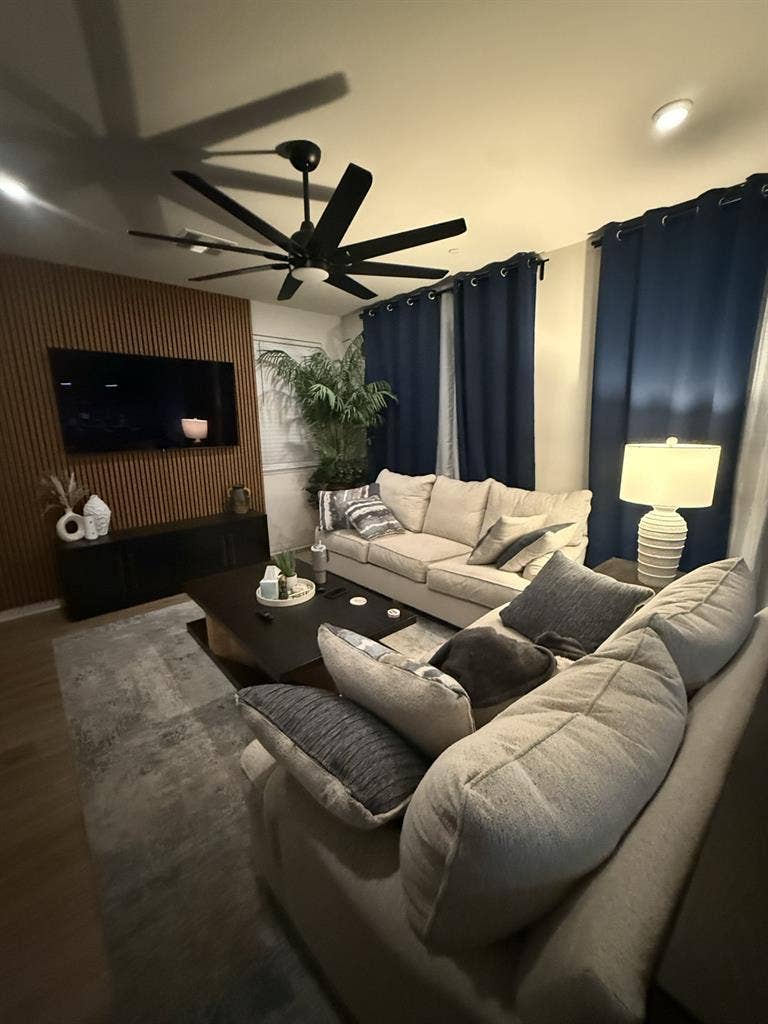 Own bed / bath in 2200sqft home!