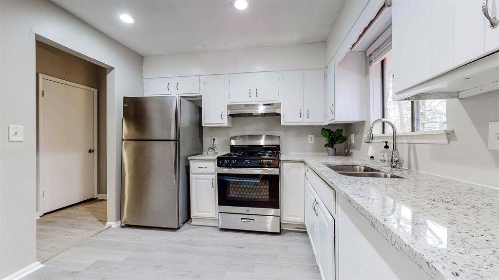 7 BR in Fairburn
