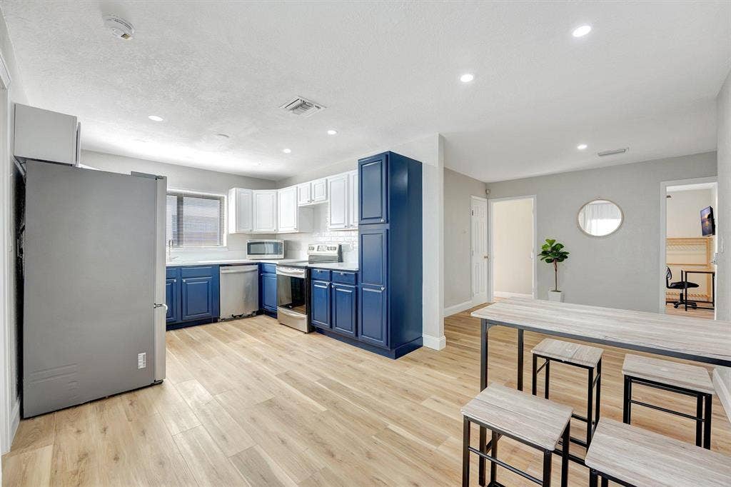6 BR in Hollywood