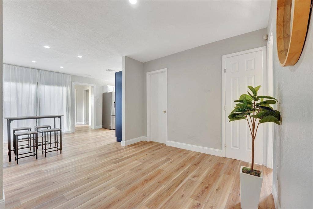 6 BR in Hollywood