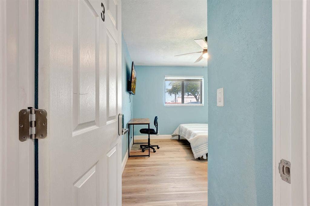 6 BR in Hollywood