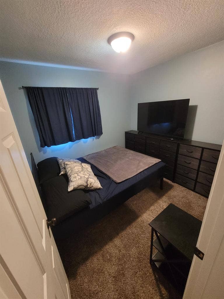 Furnished private room w/queen bed
