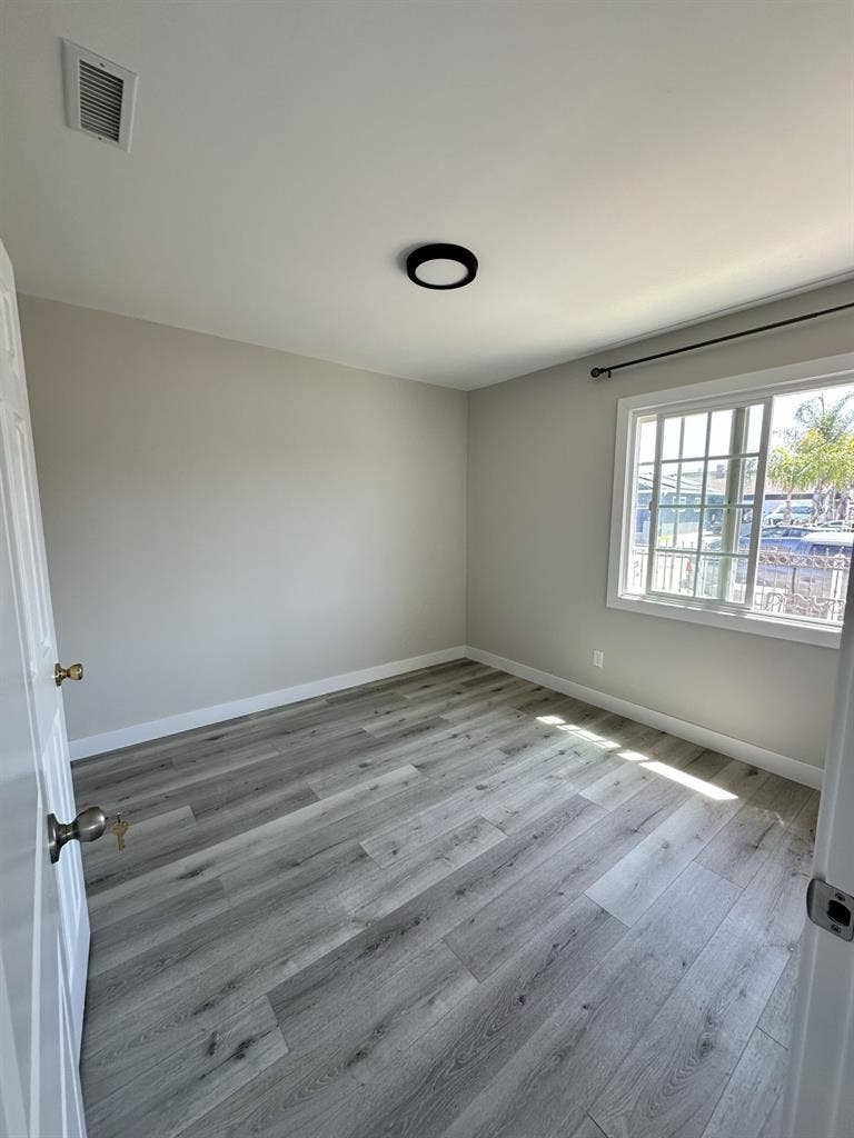 Looking for new roommate