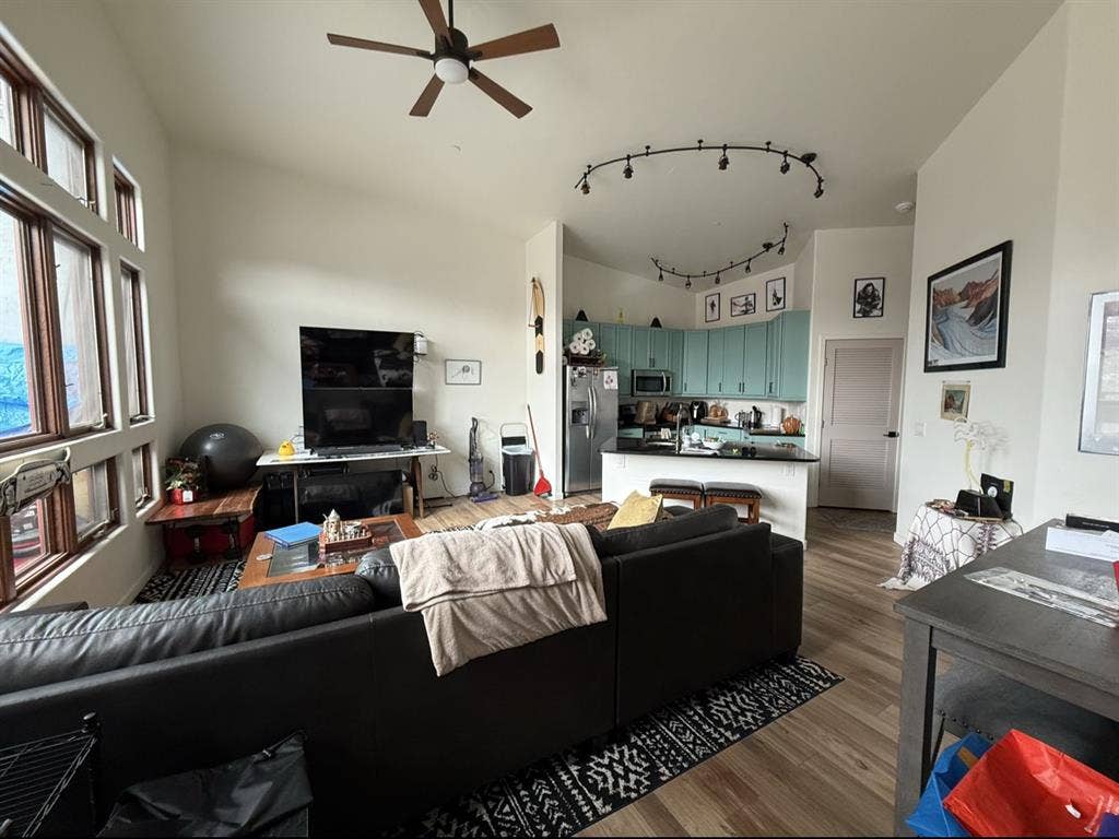 Master bed/bath in 2/2 on the River