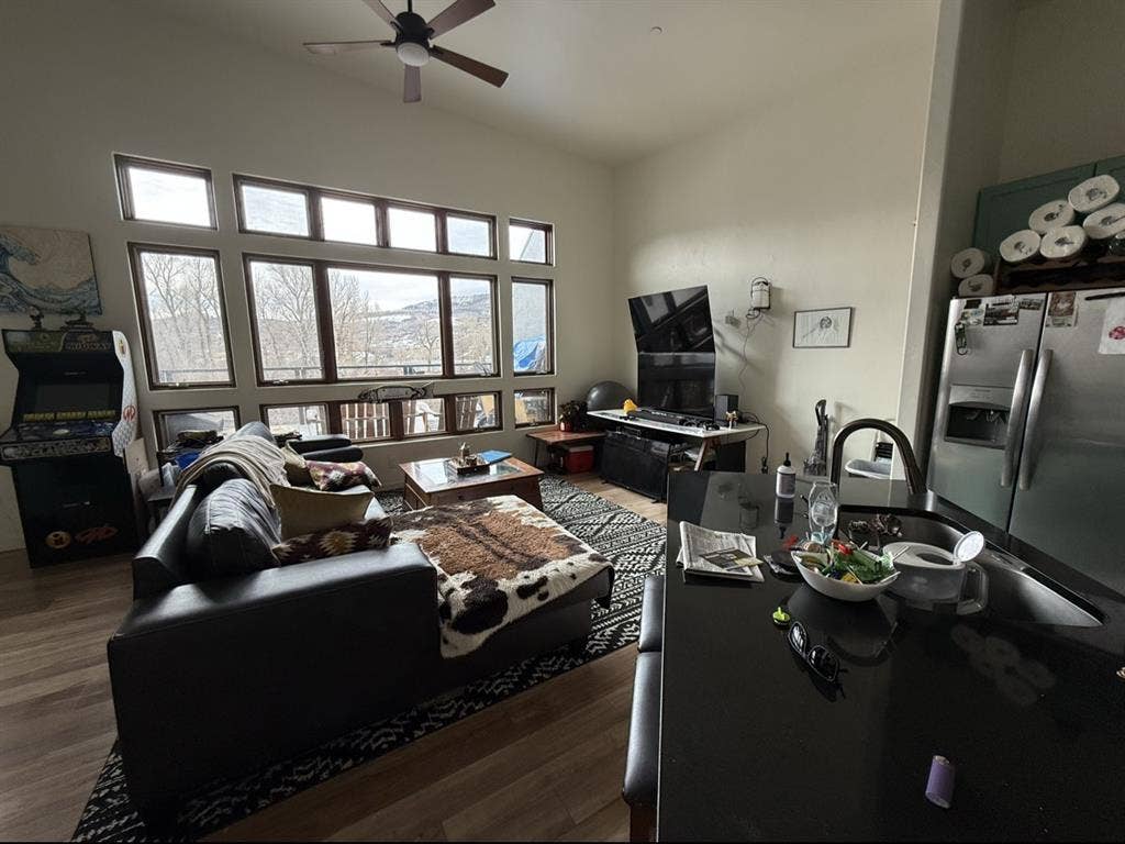 Master bed/bath in 2/2 on the River