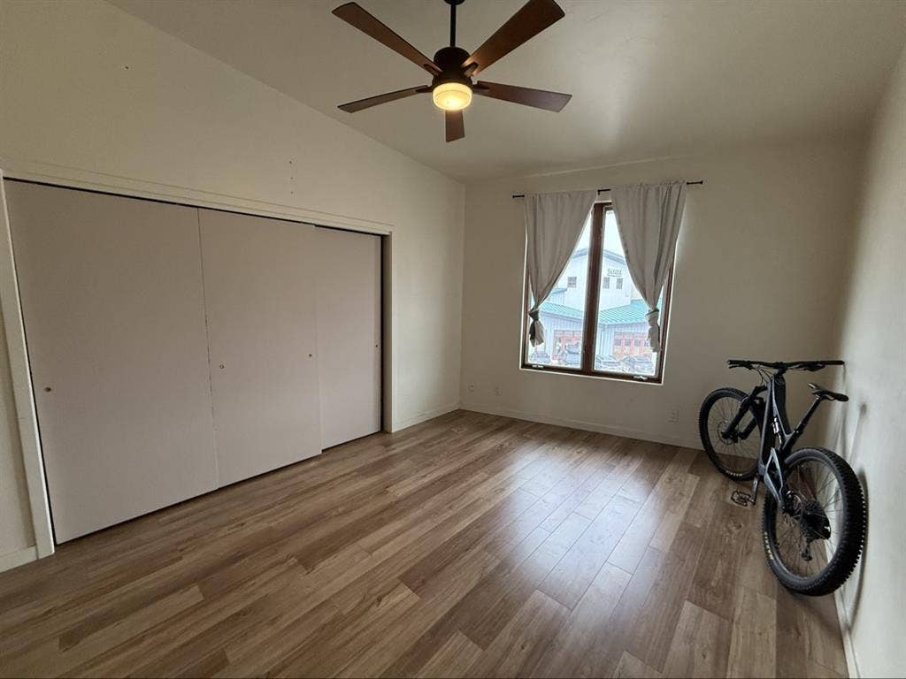 Master bed/bath in 2/2 on the River