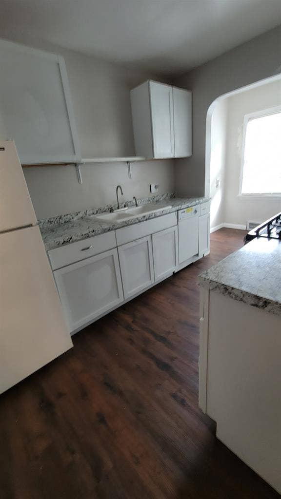 Large bedroom, near Eastland Mall