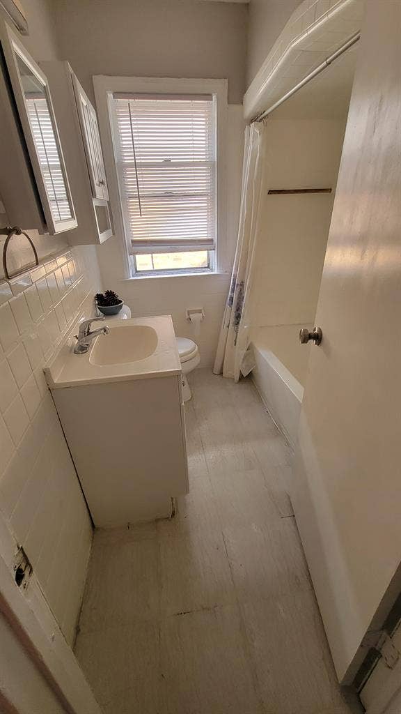 Large bedroom, near Eastland Mall
