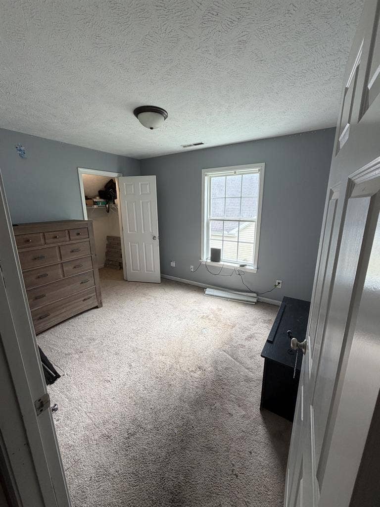 Looking for 1 female roommate