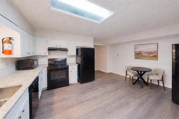 8 BR in Rex