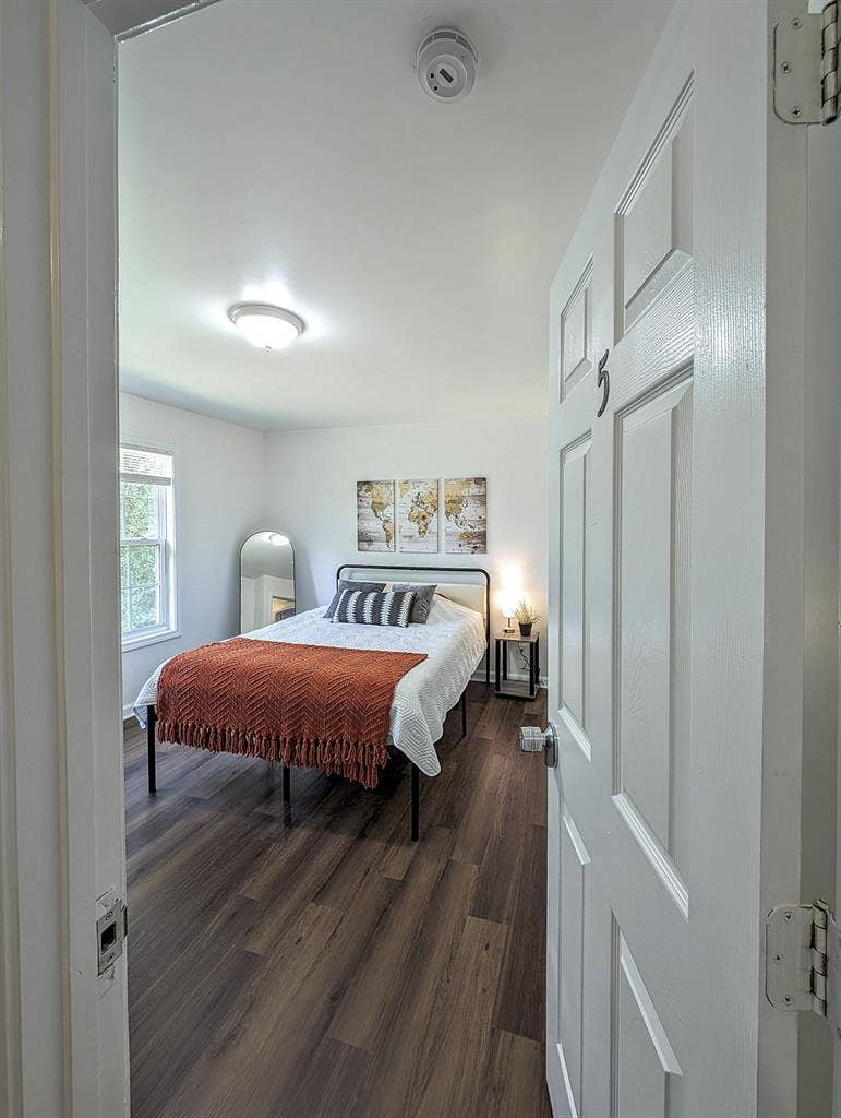 8 BR in Riverdale