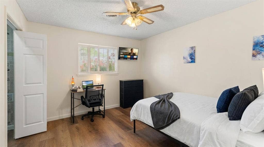 6 BR in Denton
