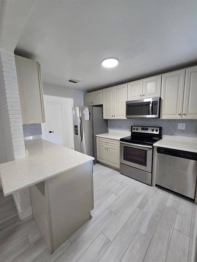 6 BR in Hollywood