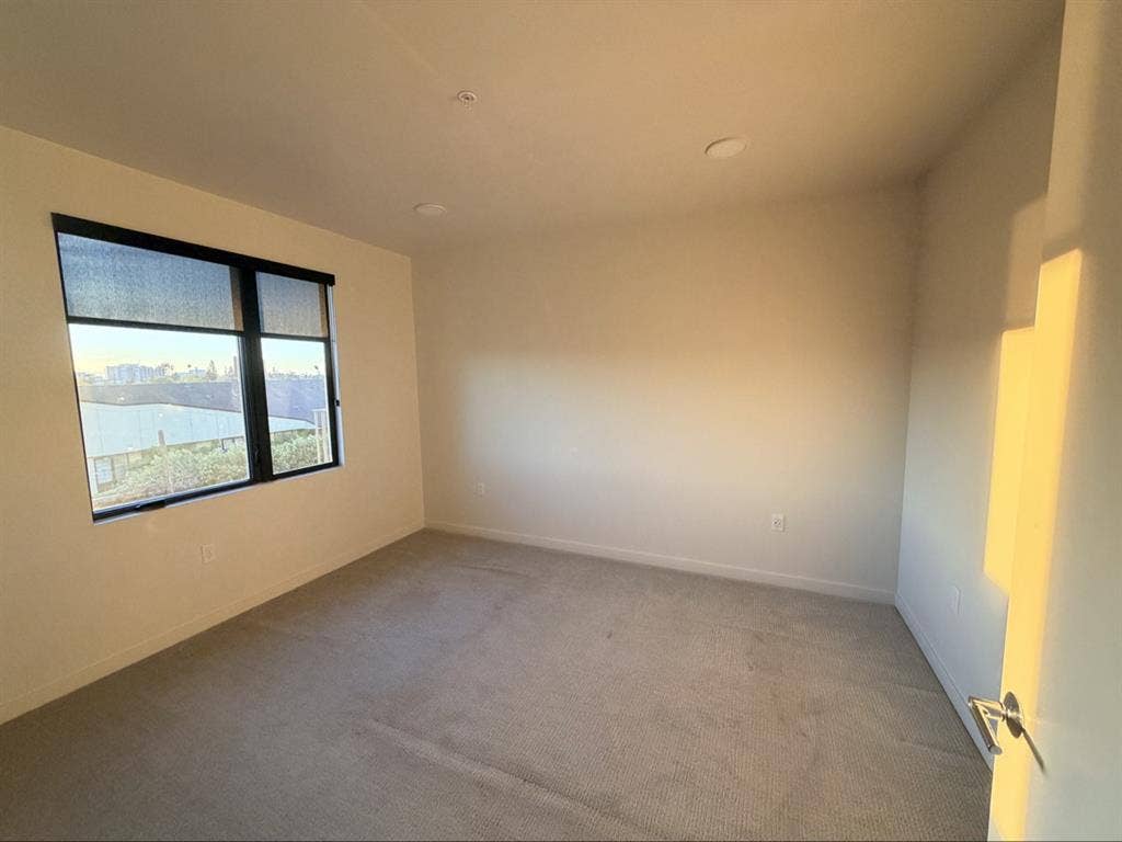 Spacious master bedroom in SJ.
