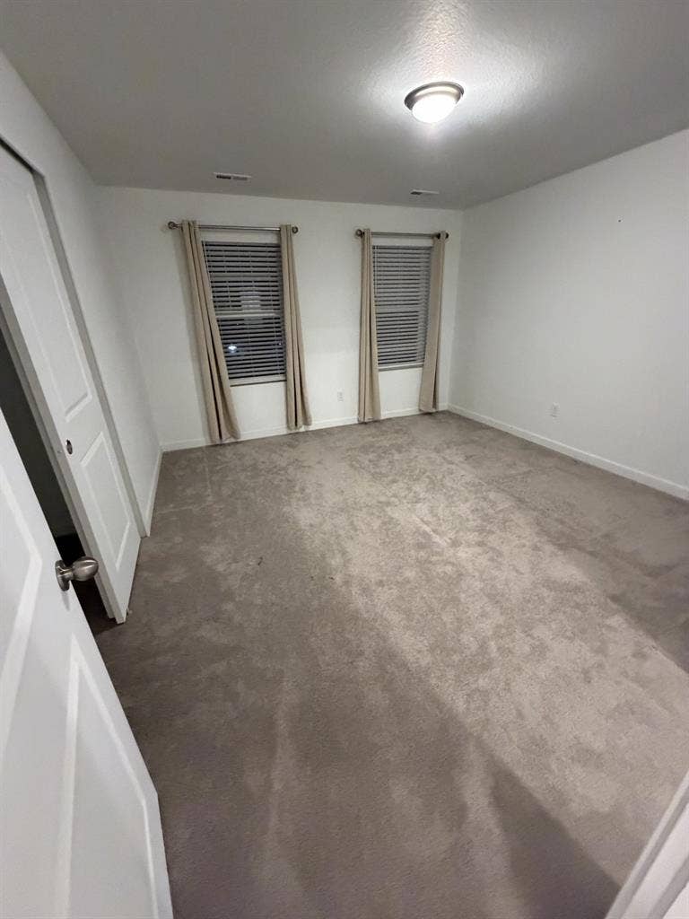 Looking for 1 to 2 roommates