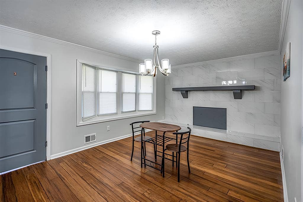 6 BR in Riverdale