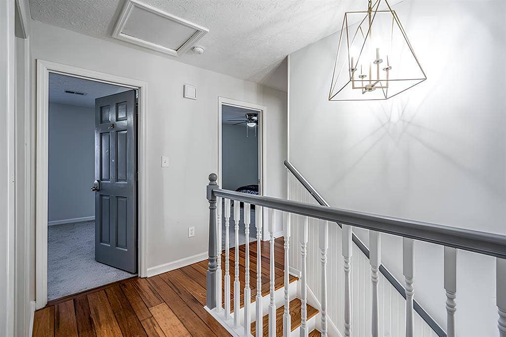 6 BR in Riverdale