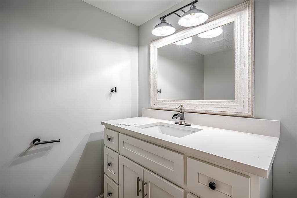 6 BR in Riverdale