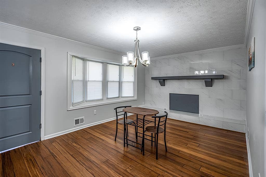 6 BR in Riverdale