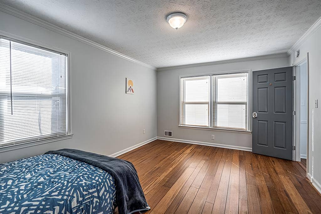 6 BR in Riverdale
