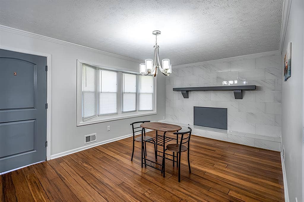6 BR in Riverdale
