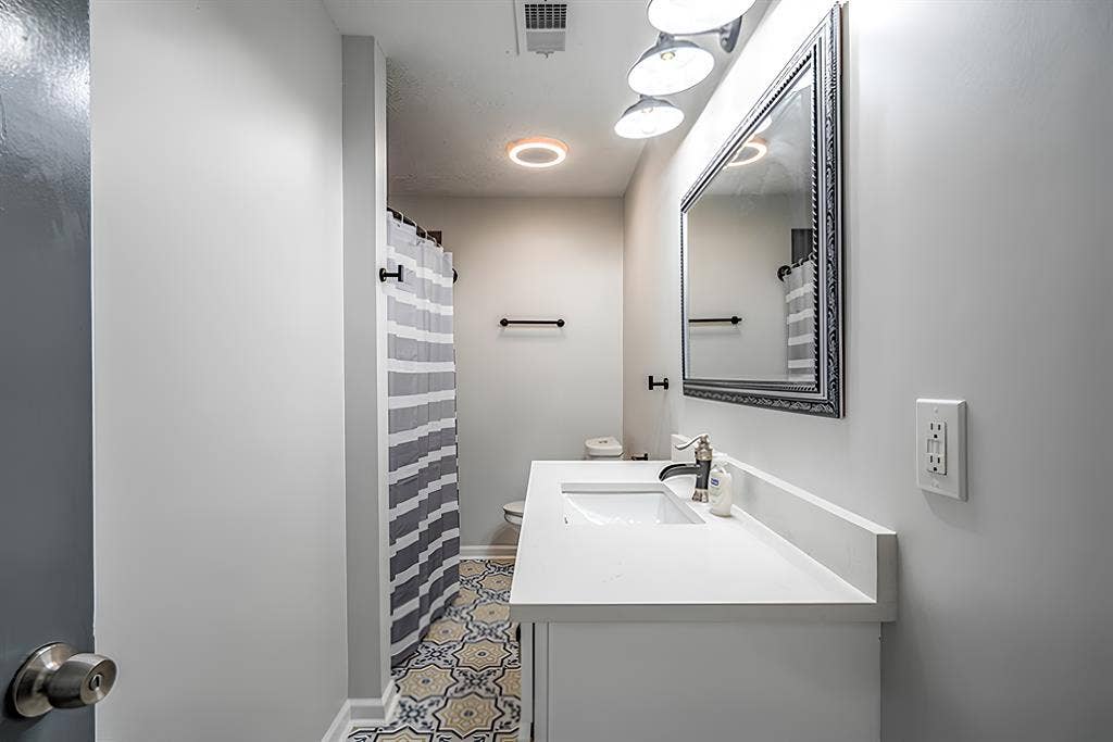 6 BR in Riverdale