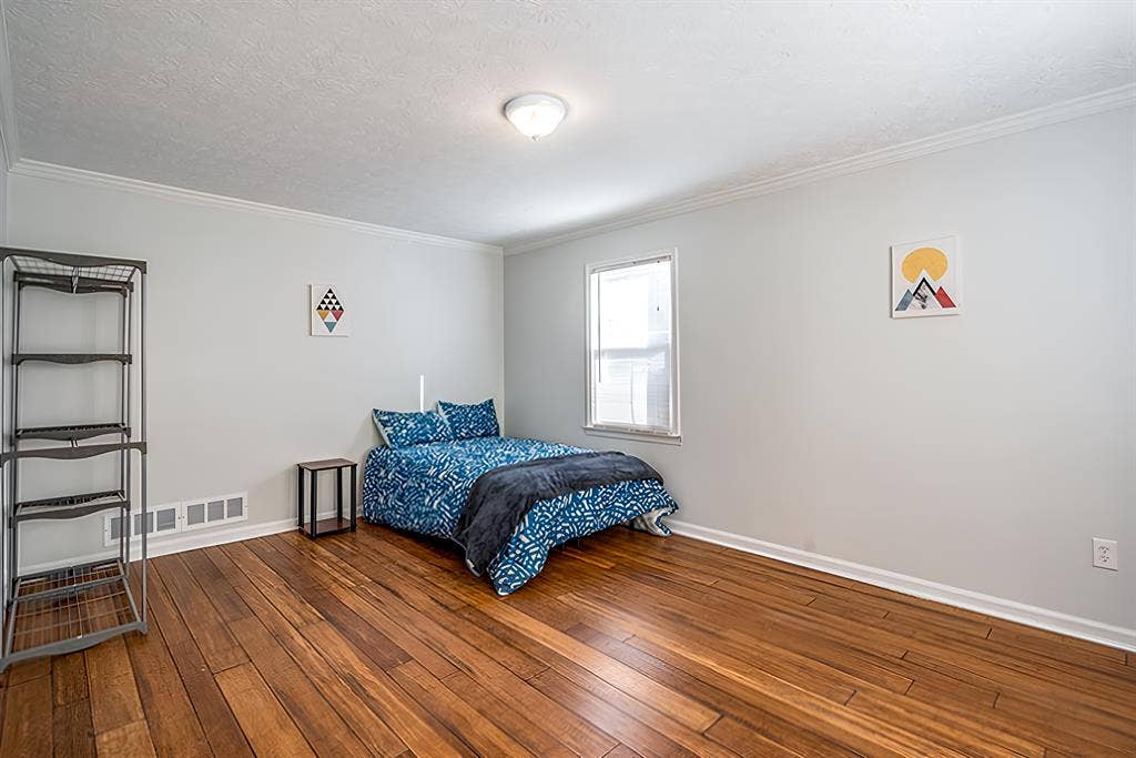 6 BR in Riverdale