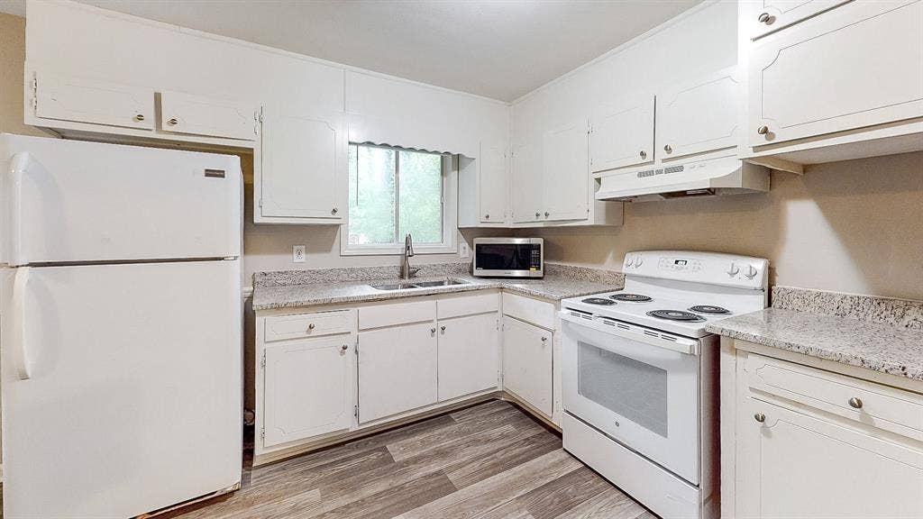 5 BR in Riverdale