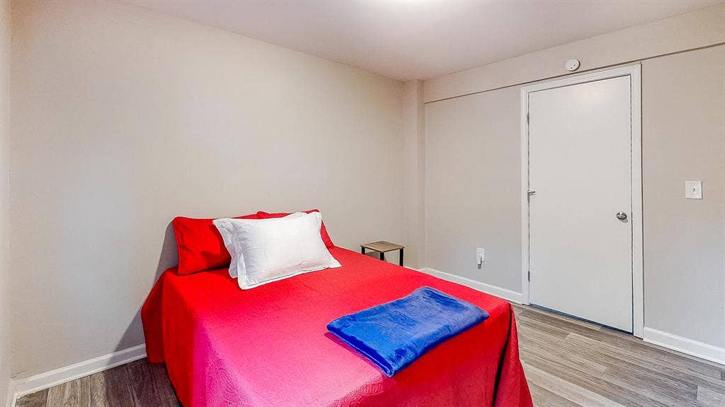 5 BR in Riverdale